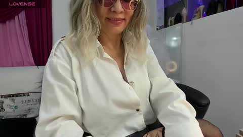 Snapshot of kimberlybirdhot chatting on 11-07-25, 01:11 Kimberly online show from 11-07-25, 01:11