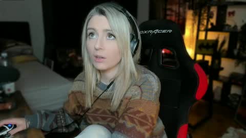 Snapshot of kimilee22 chatting on 02-12-25, 07:13 Wolfs Girl online show from 02-12-25, 07:13