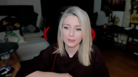 Snapshot of kimilee22 chatting on 10-15-25, 04:07 Wolfs Girl online show from 10-15-25, 04:07