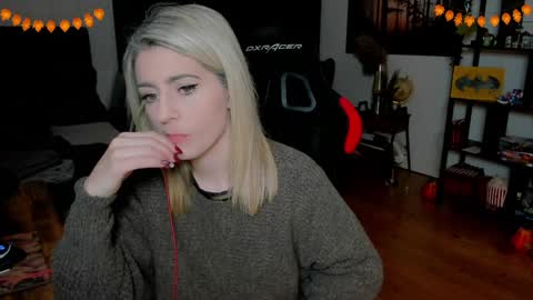 Wolfs Girl online show from 11-25-25, 06:41