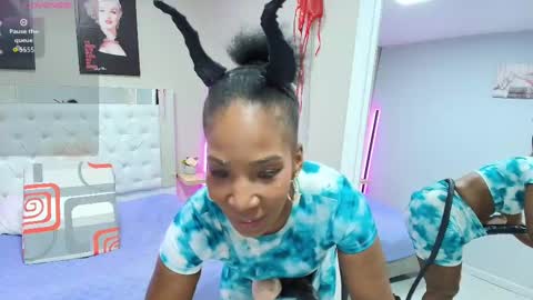 Snapshot of kimmturner chatting on 10-12-25, 11:53 Kim online show from 10-12-25, 11:53