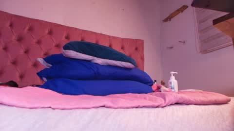 Snapshot of king_bella_ chatting on 12-22-24, 03:00 Bella online show from 12-22-24, 03:00