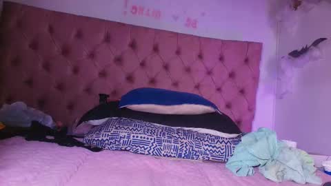 Snapshot of king_bella_ chatting on 10-12-25, 03:05 Bella online show from 10-12-25, 03:05