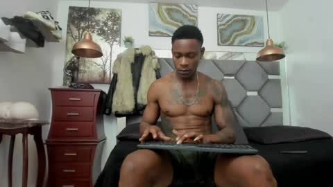 Snapshot of king_fitt_ chatting on 06-08-26, 01:33 HOT MEN BLACK online show from 06-08-26, 01:33