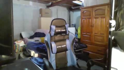 Snapshot of kingoffootfetish chatting on 12-19-25, 09:05 Master King Tommy online show from 12-19-25, 09:05