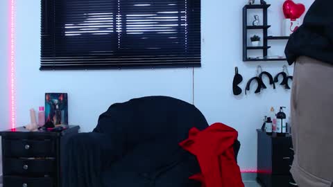 Snapshot of kinkyallisonsub chatting on 02-22-25, 09:15 Allison Diego online show from 02-22-25, 09:15