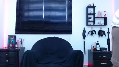 Snapshot of kinkyallisonsub chatting on 03-04-25, 04:09 Allison Diego online show from 03-04-25, 04:09