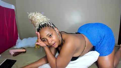 Snapshot of kinkylyla chatting on 09-25-25, 07:45 Kinky online show from 09-25-25, 07:45