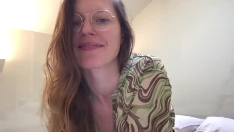 Snapshot of kinkyorange_ chatting on 01-10-25, 11:22 Mary the Soulmate online show from 01-10-25, 11:22