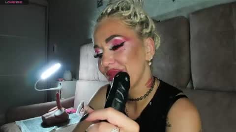 Snapshot of kiramagnolia chatting on 07-05-26, 08:05 Kira online show from 07-05-26, 08:05