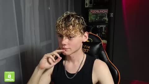 Snapshot of kirill_20_cm chatting on 10-24-25, 01:13 Kirill and Andrey online show from 10-24-25, 01:13