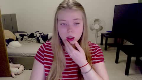 Snapshot of kitten_jenny01 chatting on 11-11-25, 03:45 Jennyblonde and Emmabrunette online show from 11-11-25, 03:45