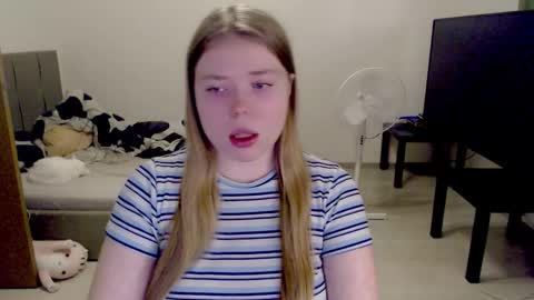 Snapshot of kitten_jenny01 chatting on 11-22-25, 01:32 Jennyblonde and Emmabrunette online show from 11-22-25, 01:32