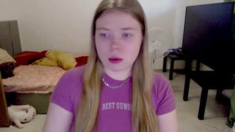 Snapshot of kitten_jenny01 chatting on 01-10-26, 10:39 Jennyblonde and Emmabrunette online show from 01-10-26, 10:39