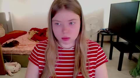 Snapshot of kitten_jenny01 chatting on 01-12-26, 10:31 Jennyblonde and Emmabrunette online show from 01-12-26, 10:31