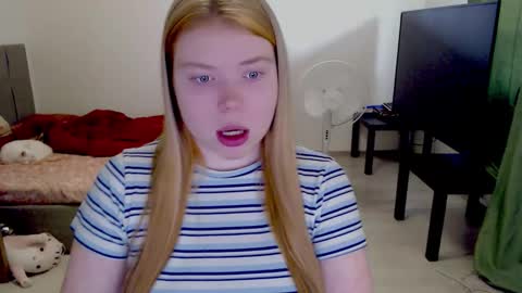 Snapshot of kitten_jenny01 chatting on 02-04-26, 11:27 Jennyblonde and Emmabrunette online show from 02-04-26, 11:27