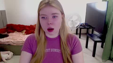 Snapshot of kitten_jenny01 chatting on 02-21-26, 01:01 Jennyblonde and Emmabrunette online show from 02-21-26, 01:01