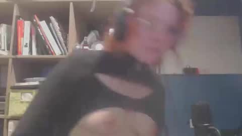 Snapshot of kittennervous chatting on 10-20-25, 01:06 kittennervous online show from 10-20-25, 01:06