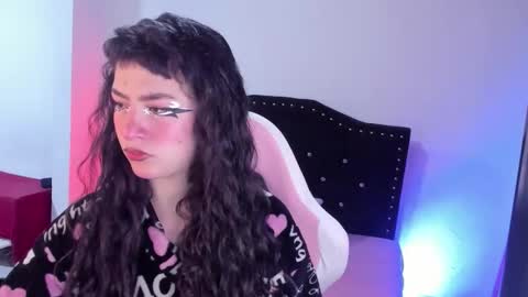 Snapshot of kitty__chs chatting on 12-18-25, 11:27 kitty__chs online show from 12-18-25, 11:27