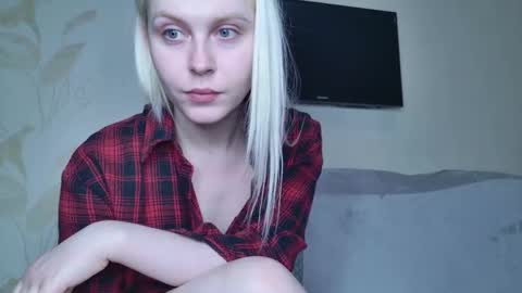 Snapshot of kitty_dora chatting on 03-09-25, 11:36 Evelyn online show from 03-09-25, 11:36