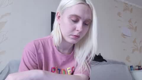 Snapshot of kitty_dora chatting on 03-11-25, 09:45 Evelyn online show from 03-11-25, 09:45