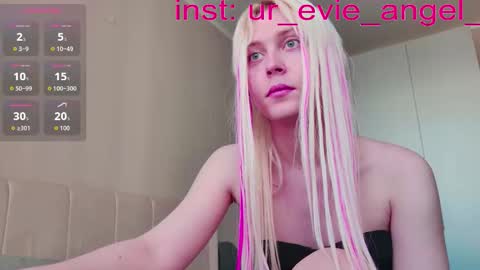 Snapshot of kitty_dora chatting on 03-25-26, 10:54 Evelyn online show from 03-25-26, 10:54