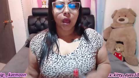 Snapshot of kitty_eyes chatting on 01-15-25, 12:25 kitty online show from 01-15-25, 12:25