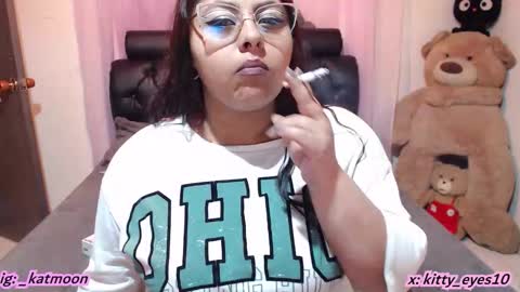 Snapshot of kitty_eyes chatting on 11-17-25, 05:24 kitty online show from 11-17-25, 05:24