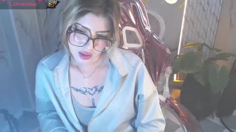 kitty_fox_b online show from 10-31-25, 01:06