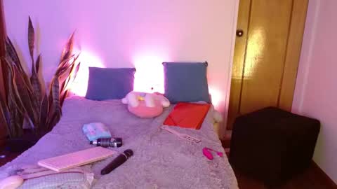 Snapshot of kittycatw chatting on 09-23-25, 06:05 LAURA help me reach 100likes online show from 09-23-25, 06:05