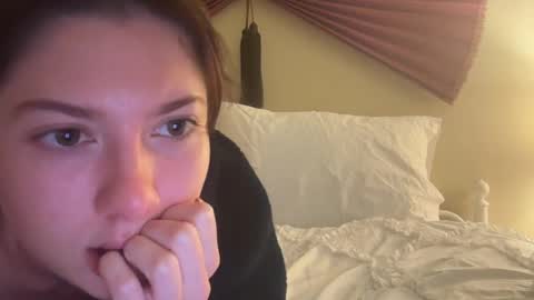 Snapshot of kittycherries chatting on 01-10-25, 06:20 Ivy online show from 01-10-25, 06:20