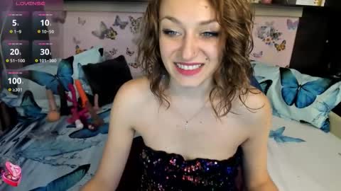 Snapshot of kittydoll97 chatting on 10-10-25, 08:35 Sandra online show from 10-10-25, 08:35