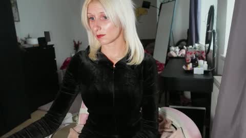 Snapshot of kittysxkat chatting on 11-25-25, 12:16 kittysxkat online show from 11-25-25, 12:16