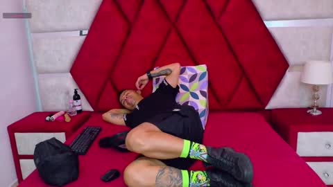 Snapshot of kity_spiderr chatting on 11-01-25, 12:29 Luisa y Jairo online show from 11-01-25, 12:29