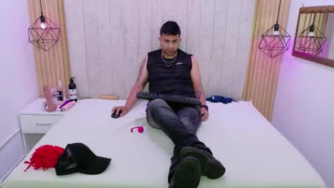 Snapshot of kity_spiderr chatting on 11-08-25, 12:27 Luisa y Jairo online show from 11-08-25, 12:27