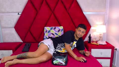 Snapshot of kity_spiderr chatting on 11-29-25, 12:19 Luisa y Jairo online show from 11-29-25, 12:19