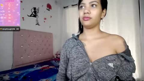 Snapshot of kloy_sech chatting on 02-19-25, 01:39 Valen online show from 02-19-25, 01:39