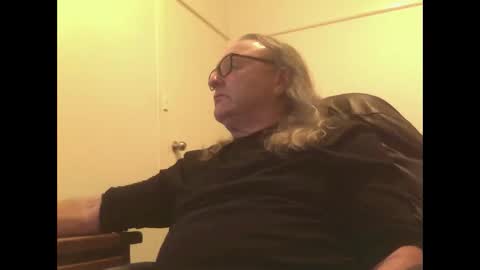 Snapshot of knobout chatting on 05-21-26, 02:57 knobout online show from 05-21-26, 02:57