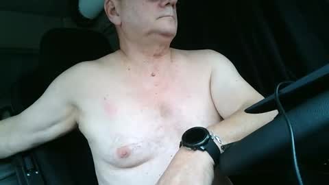 Snapshot of komputer123456789 chatting on 11-14-25, 01:21 Bogdan online show from 11-14-25, 01:21