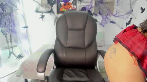 Snapshot of koraline_333 chatting on 10-31-25, 09:05 Koraline online show from 10-31-25, 09:05