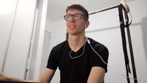 Snapshot of kpo10 chatting on 12-16-25, 04:17 Facu online show from 12-16-25, 04:17