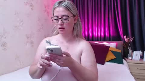 Snapshot of kriiskiss chatting on 06-26-26, 01:15 Kriss online show from 06-26-26, 01:15