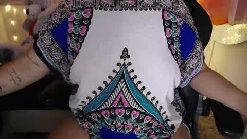 Snapshot of krishnaveni435486 chatting on 12-16-25, 01:05 Krish online show from 12-16-25, 01:05