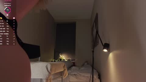 Snapshot of kriss0leoo chatting on 12-28-24, 04:20 Mary online show from 12-28-24, 04:20