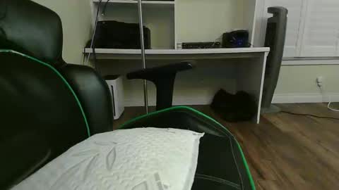 Snapshot of kt12369 chatting on 11-04-25, 07:29 Kevin online show from 11-04-25, 07:29