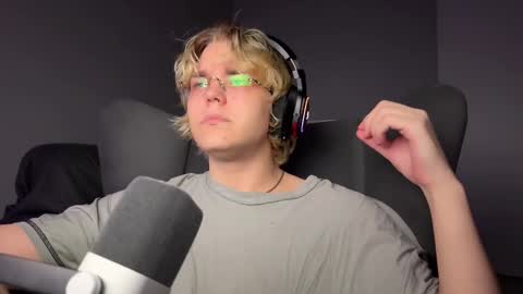 Snapshot of kulik_hoesos chatting on 10-29-25, 09:27 Esdxr online show from 10-29-25, 09:27