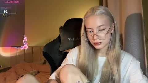 Bella and Alexandra online show from 06-04-26, 11:00