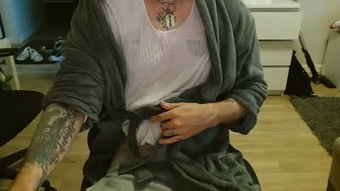 Snapshot of kyle_tattoo chatting on 07-09-26, 03:27 kyle online show from 07-09-26, 03:27