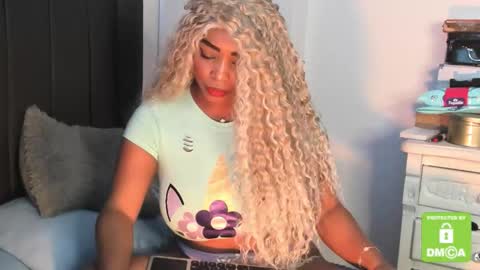 Snapshot of kyliewhiteboobs chatting on 11-26-25, 07:04 kylie white boobs online show from 11-26-25, 07:04