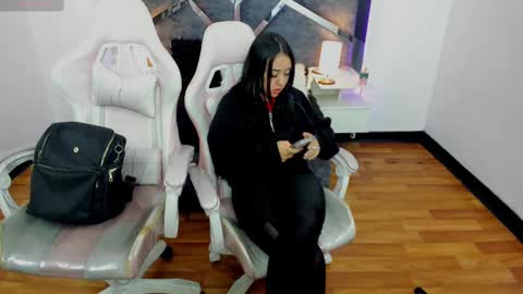  L A R A   online show from 03-04-25, 01:45